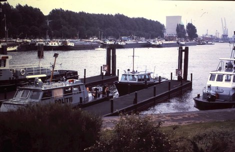 1985 Parkhaven nabij Rivierpolitiebureau St. Jobsweg. uiterst rechts de nieuwe P4, midden P7, daarachter P6 en links de grote P1 met 'container'stuurhuis